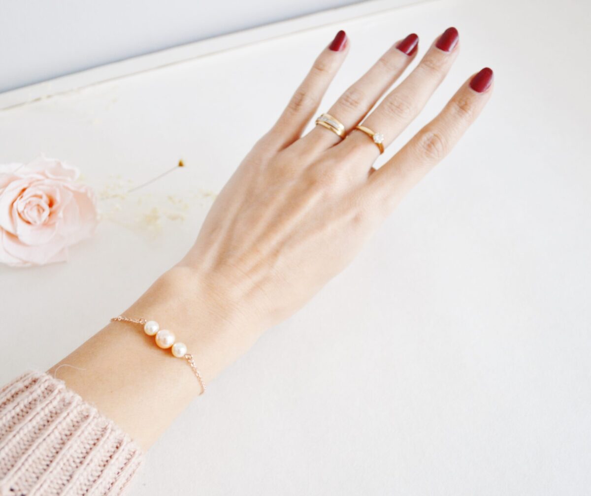 Bracelet fin or rose 3 perles mariage blanc naturel et rose