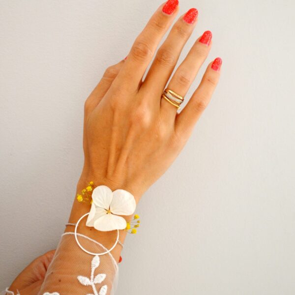 Bracelet mariage fleurs fraîches éternelles et gypsophile jaune - tour de poignet mariage bohème et champêtre
