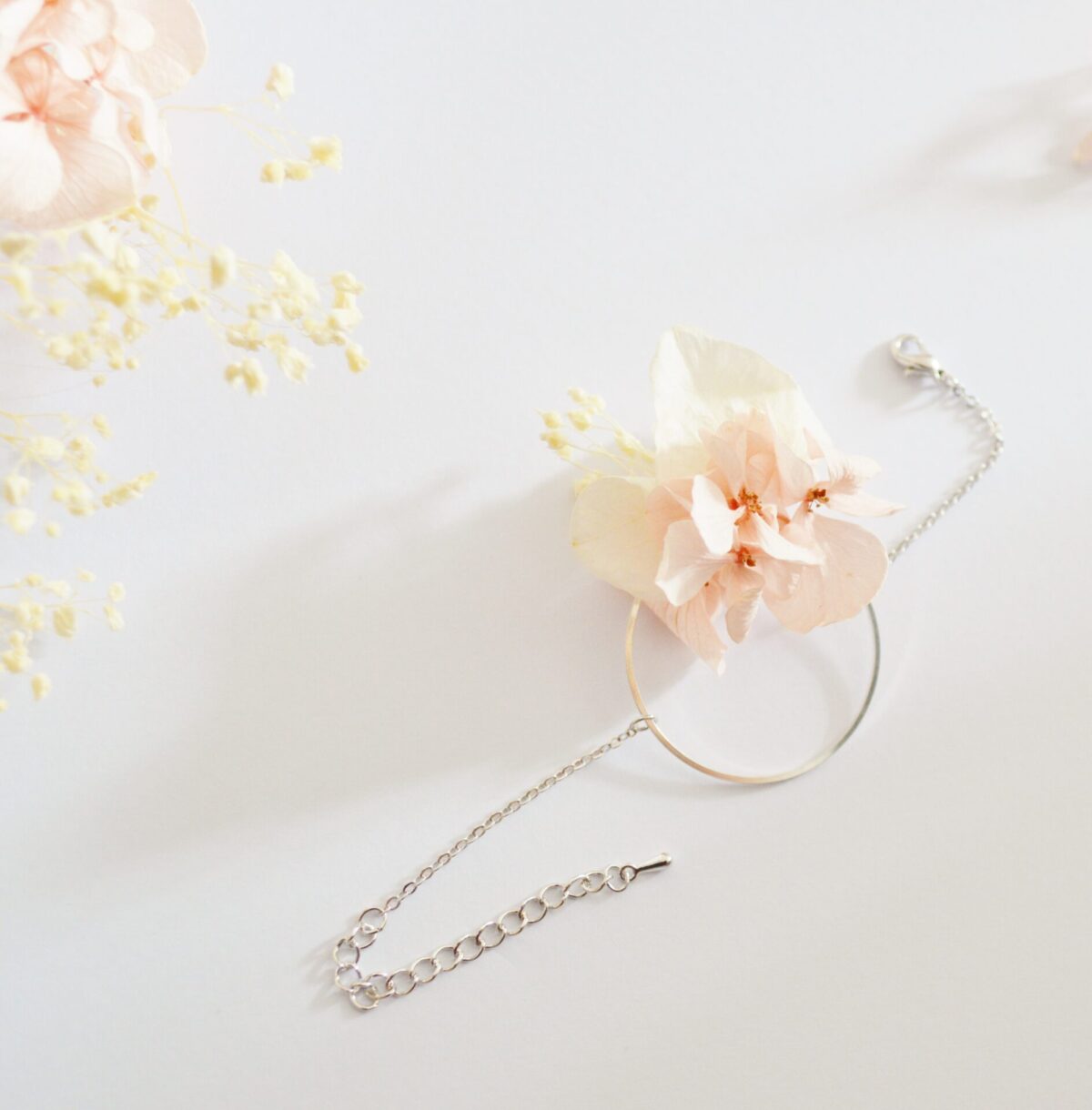 Bracelet mariage fleurs fraîches éternelles ivoire et rose poudré