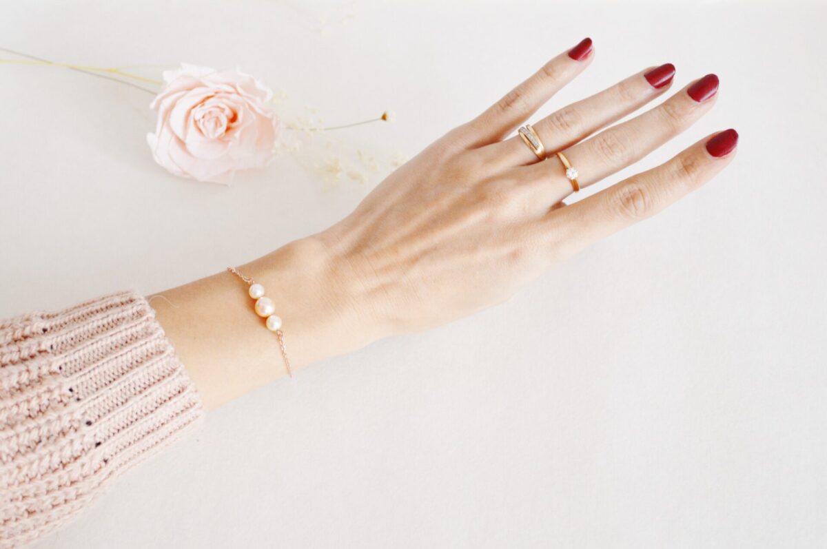 Bracelet fin or rose 3 perles mariage blanc naturel et rose