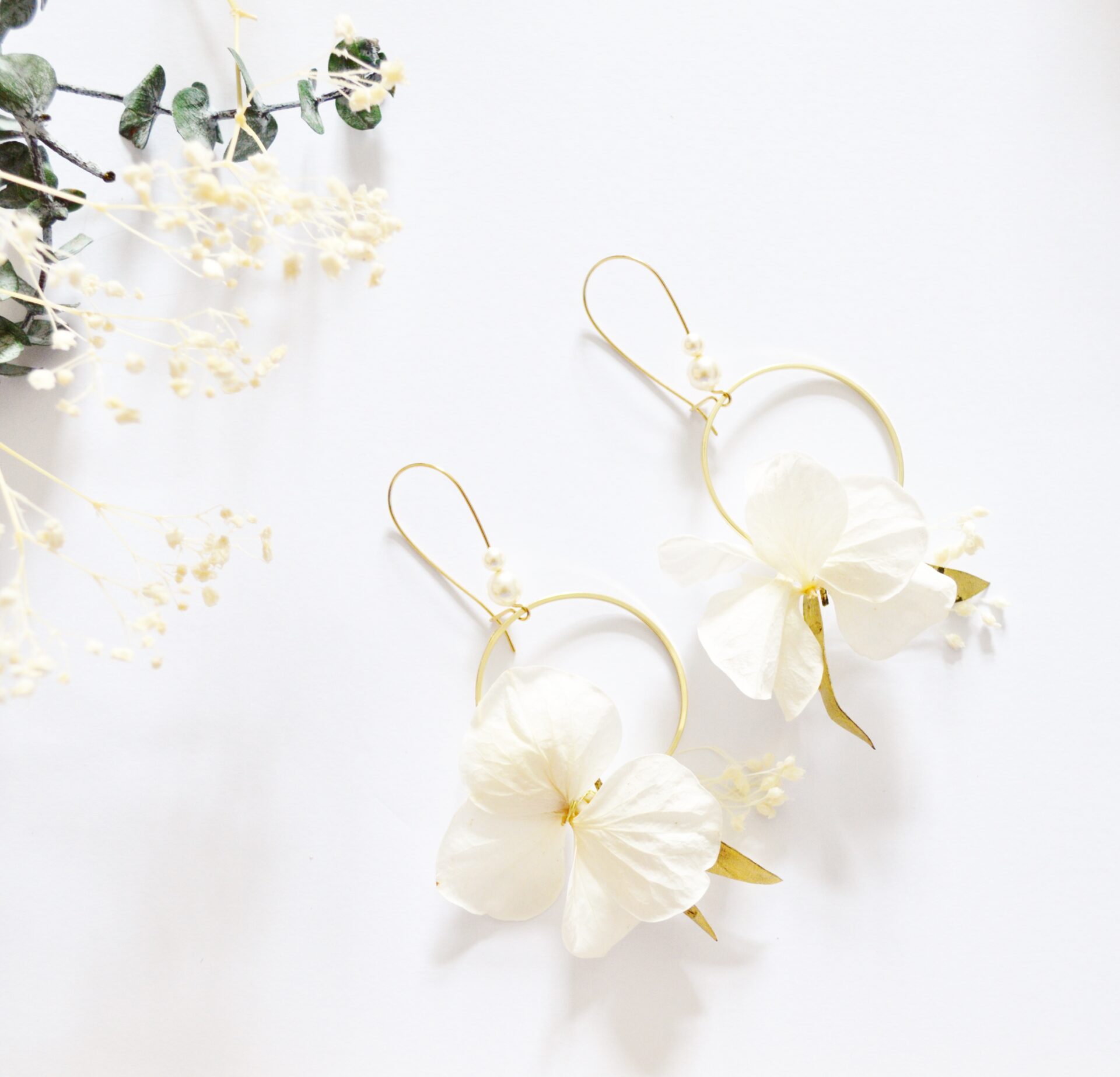 Boucles d'oreille dormeuses en fleurs stabilisées