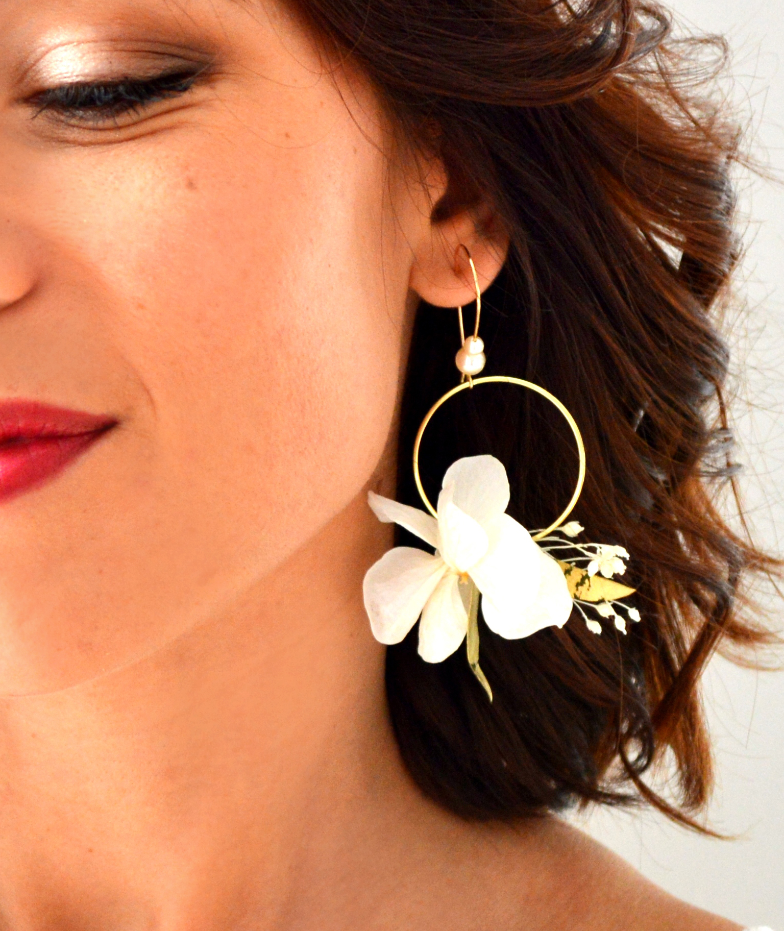 Boucles d'oreilles à fleurs naturelles ivoire et or – bijoux