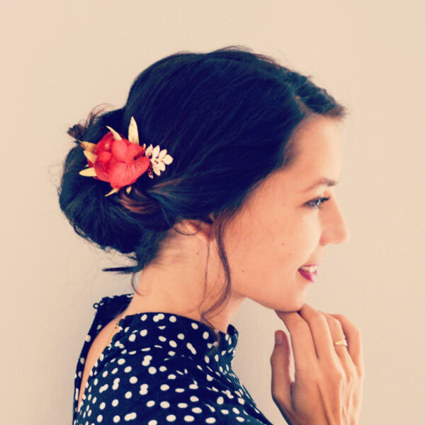 Accessoire de cheveux mariage champetre a fleurs rouges et eucalyptus dore Mes tites lilis