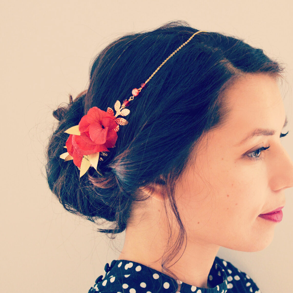 Accessoire de cheveux mariage champetre a fleurs rouges et eucalyptus dore
