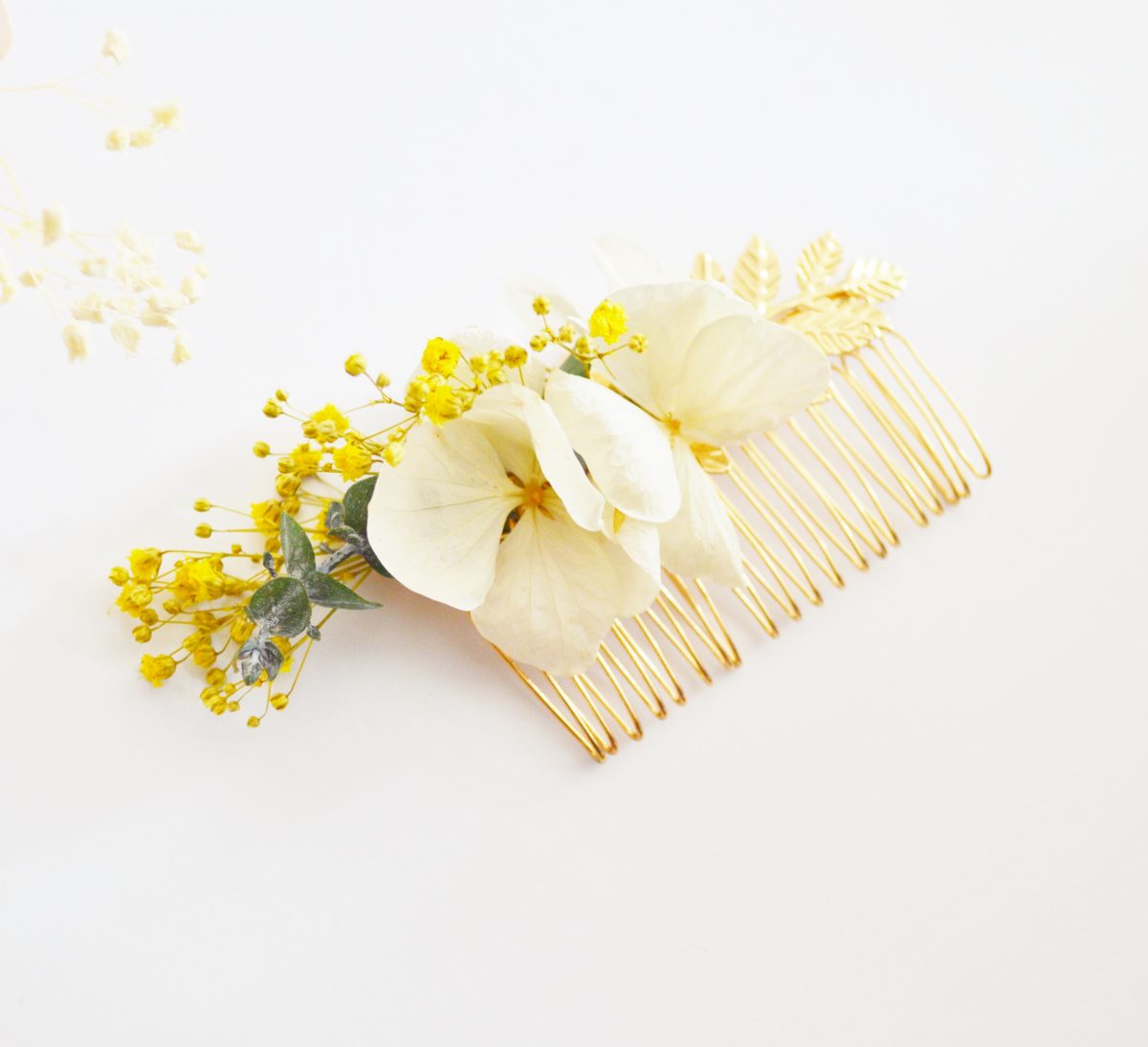 Broche à cheveux fleurs fraîches ivoire, eucalyptus et gypsophile jaune