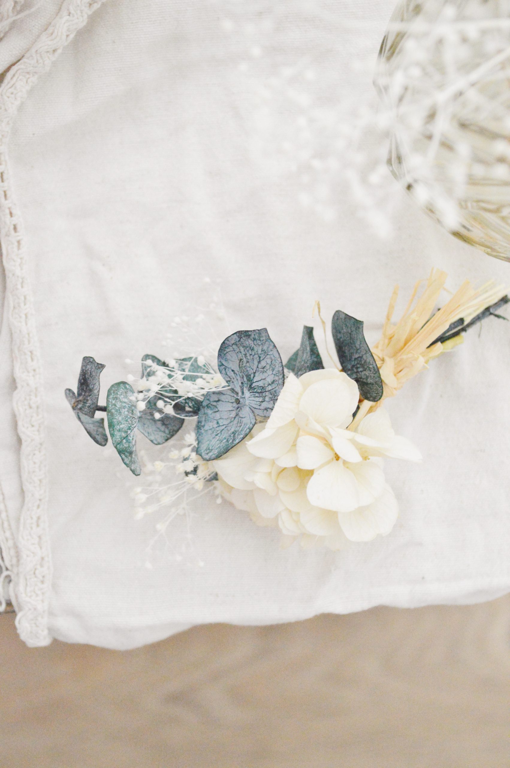 Boutonnière mariage eucalyptus, hortensias et détails végétaux – Mes tites  lilis