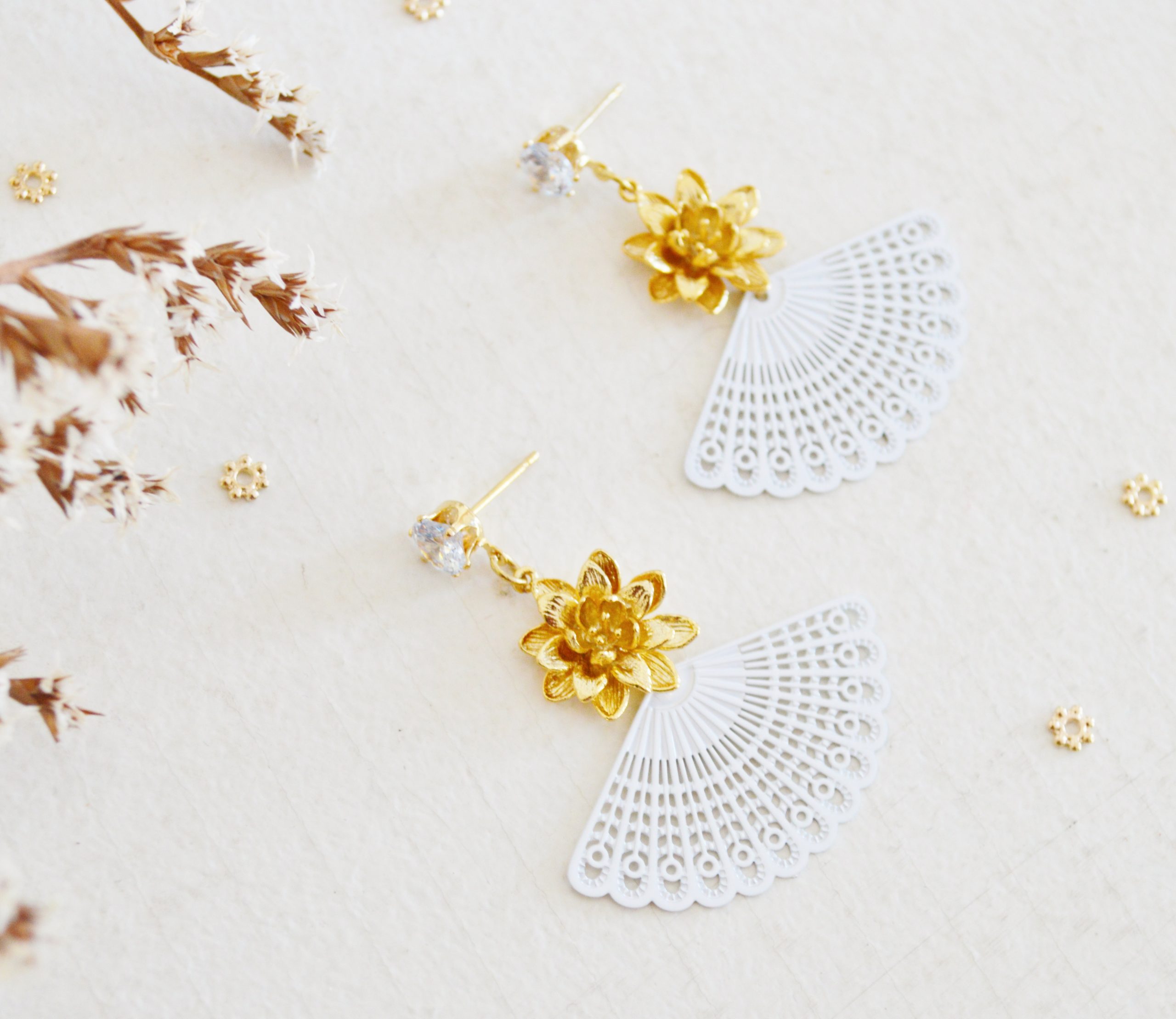 Boucles d'oreilles lotus doré à l'or fin et éventail - bijoux cérémonie fleurs