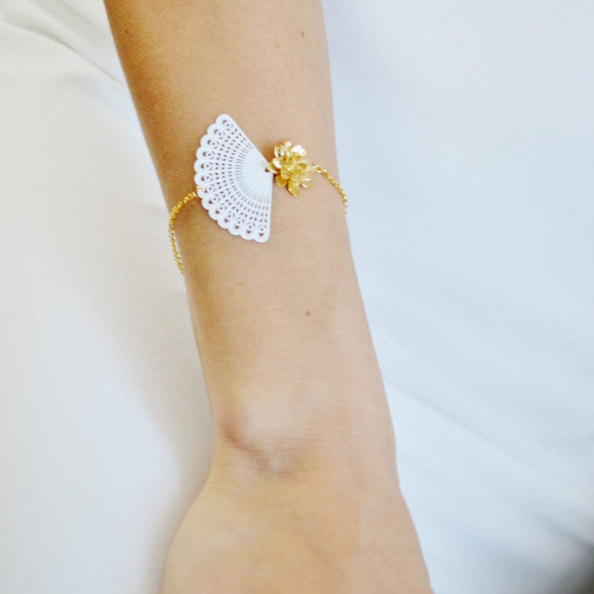 Bracelet lotus doré à l'or fin et éventail esprit dentelle - bijoux cérémonie fleurs