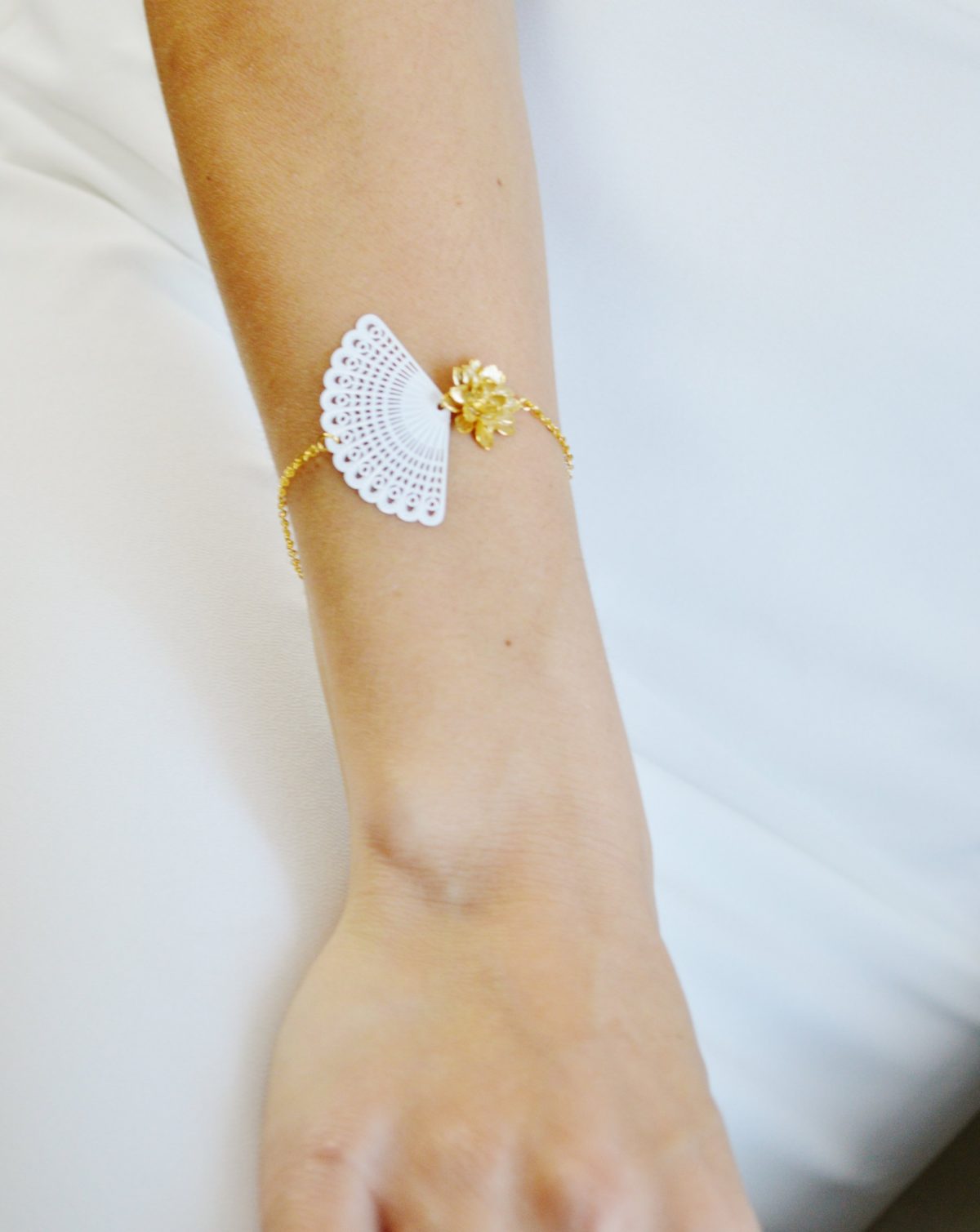 Bracelet lotus doré à l'or fin et éventail esprit dentelle - bijoux cérémonie fleurs