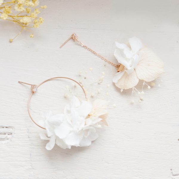 Créoles à fleurs rose pâle et ivoire asymétriques - bijoux fleuris mariage tendances