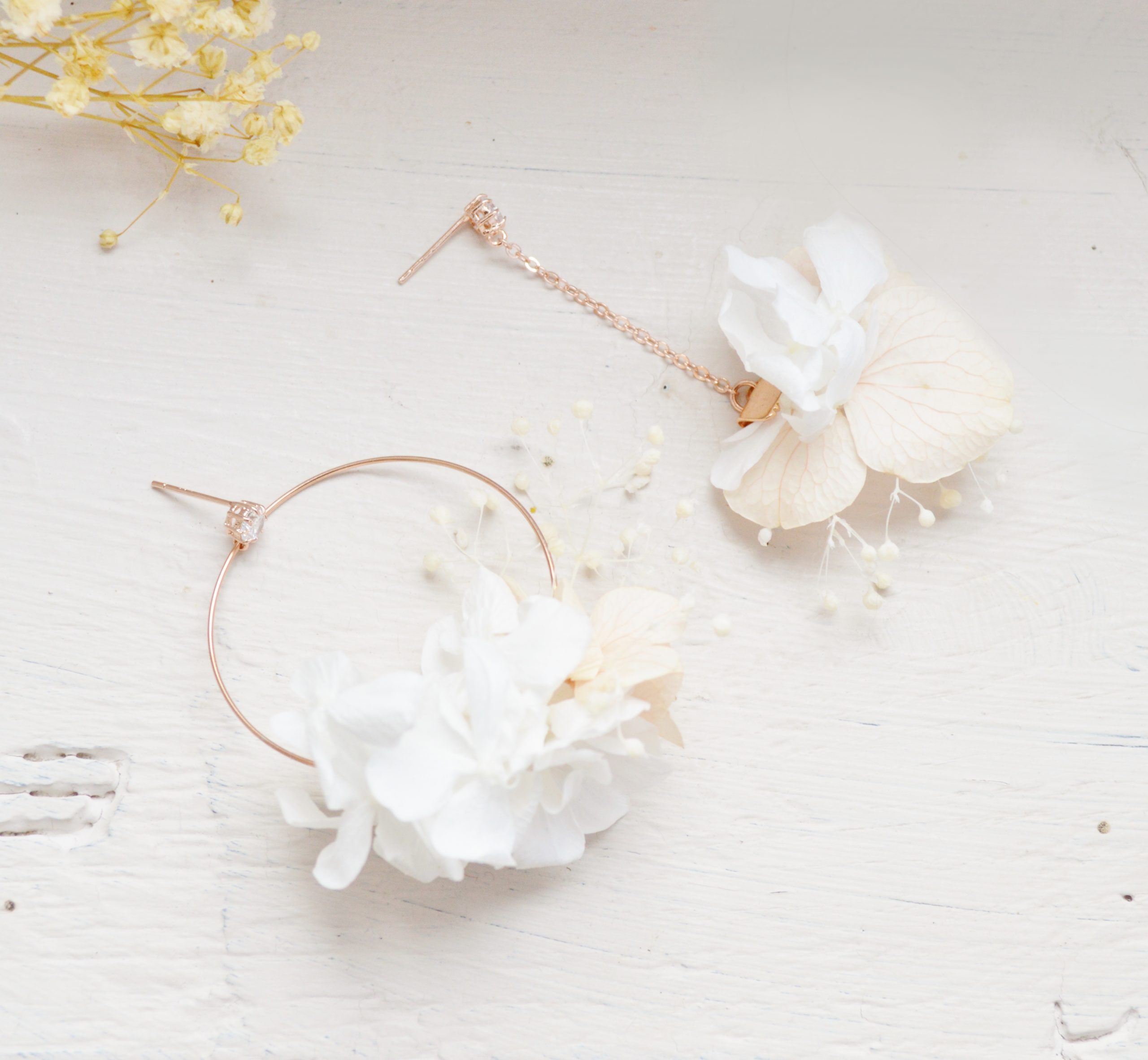 Créoles à fleurs rose pâle et ivoire asymétriques - bijoux fleuris mariage tendances