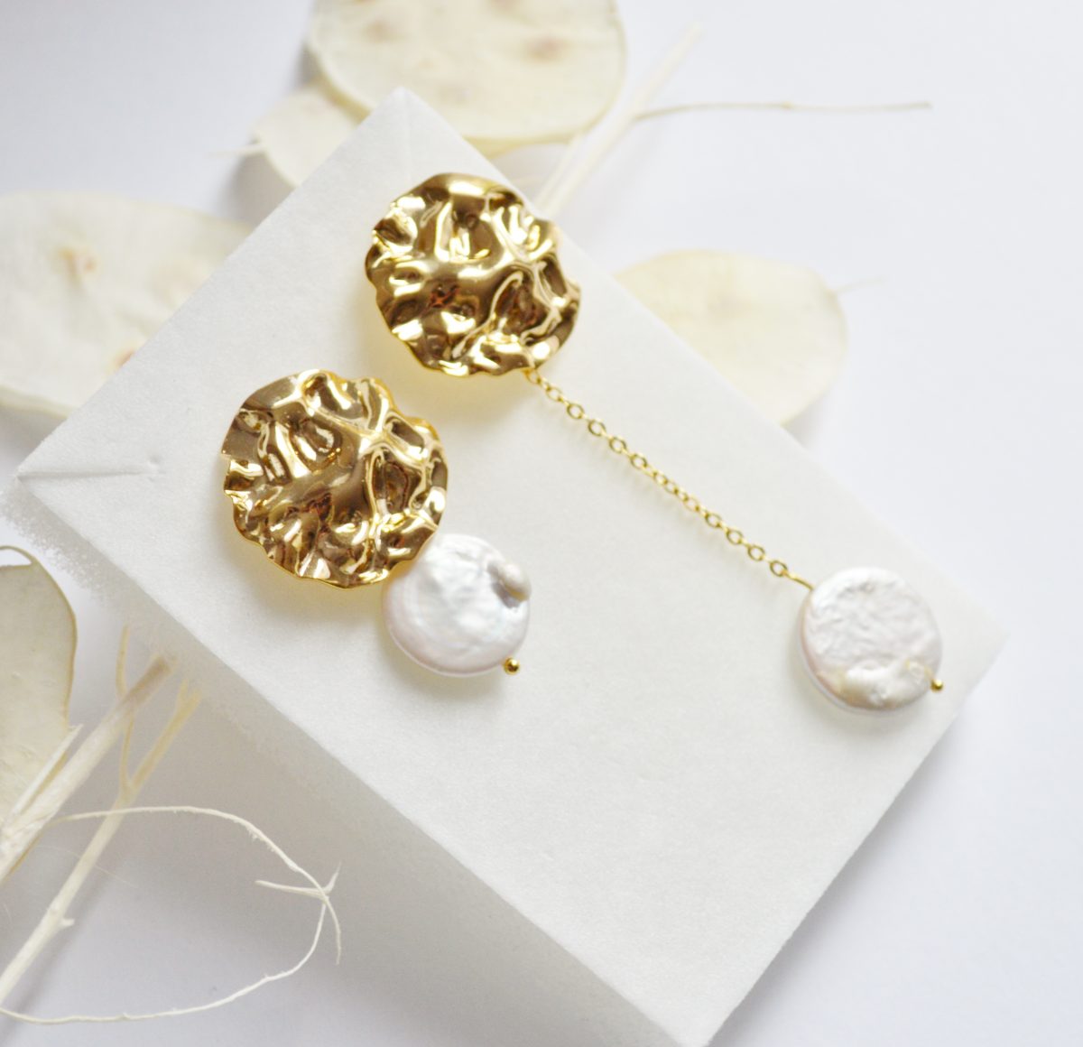 Boucles d'oreilles asymétriques texturées d'eau douce dorée à l'or fin