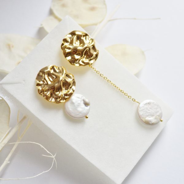 Boucles d'oreilles asymétriques texturées d'eau douce dorée à l'or fin