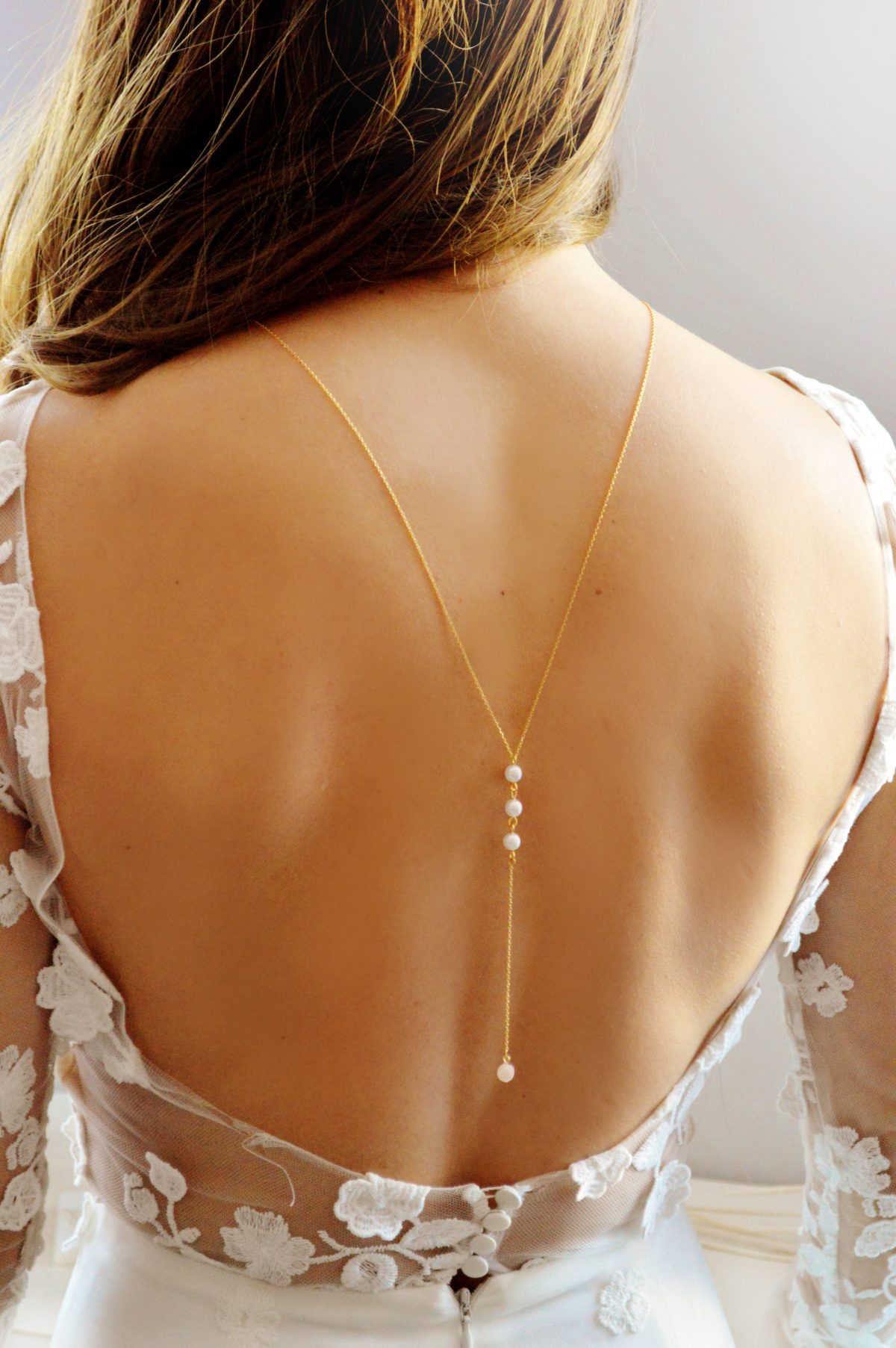 Bijou de dos avec 3 perles blanc naturel ou ivoire - bijoux minimalistes et chics Cérémonie