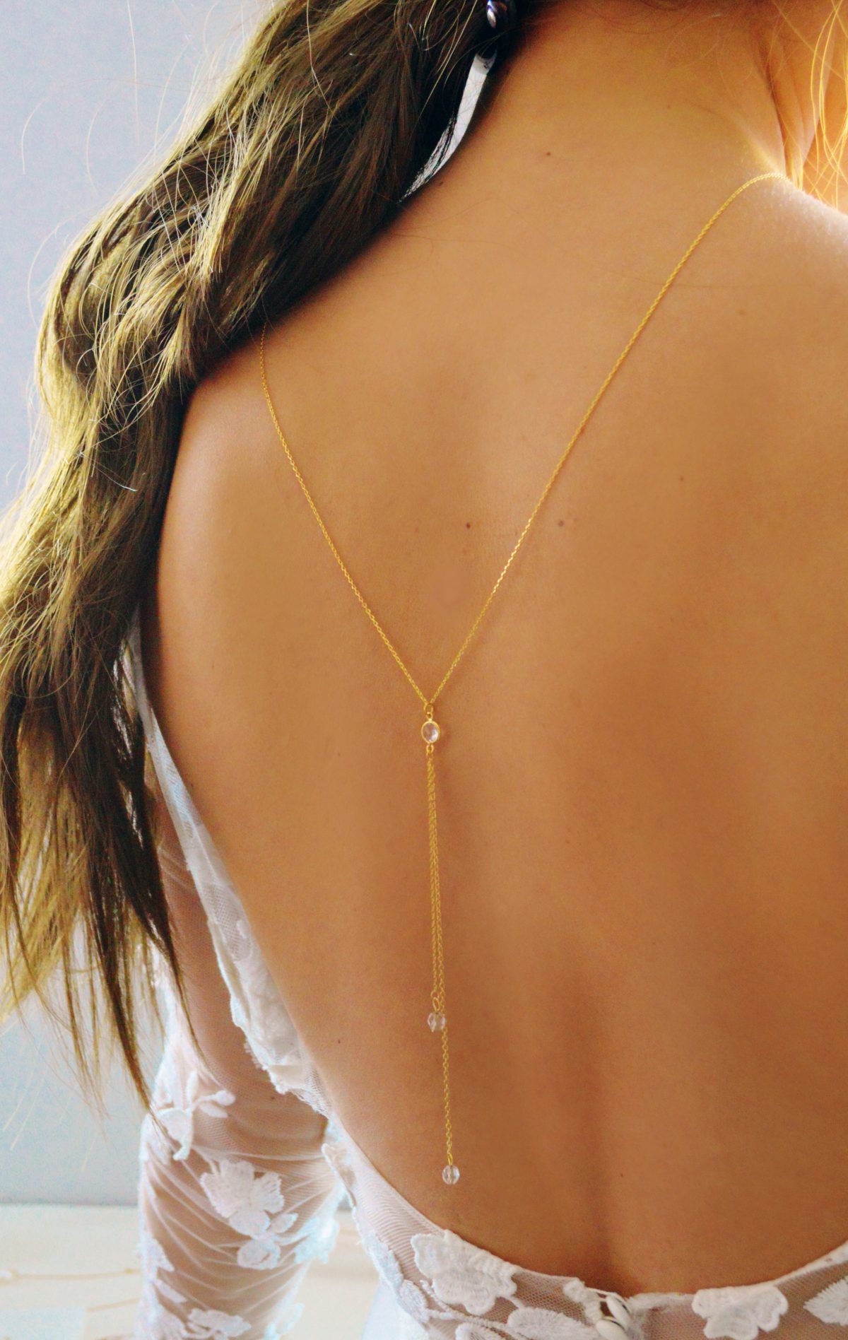 Collier de dos cristal à l'or fin - bijou de dos mariage chic et minimaliste