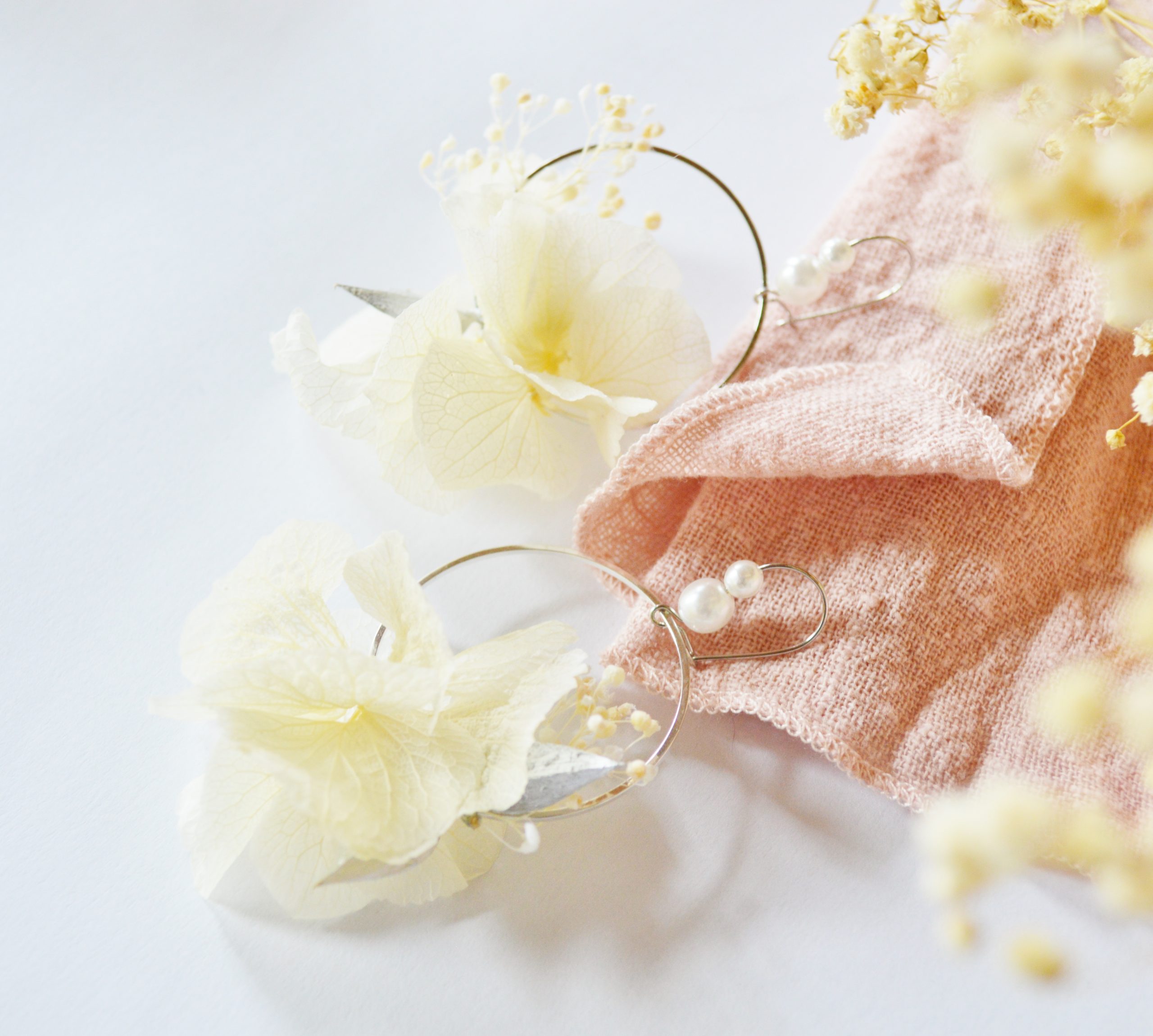 WHE1119 Blanc chapelle nuptiale Lily or fleur avec perle mariage Boucles d'oreilles US 