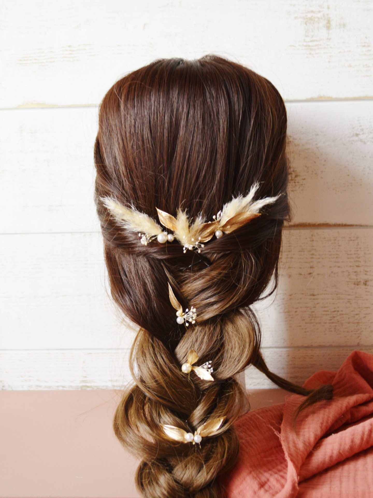 Headband pour la mariée bohème, avec perles et feuille dorée.