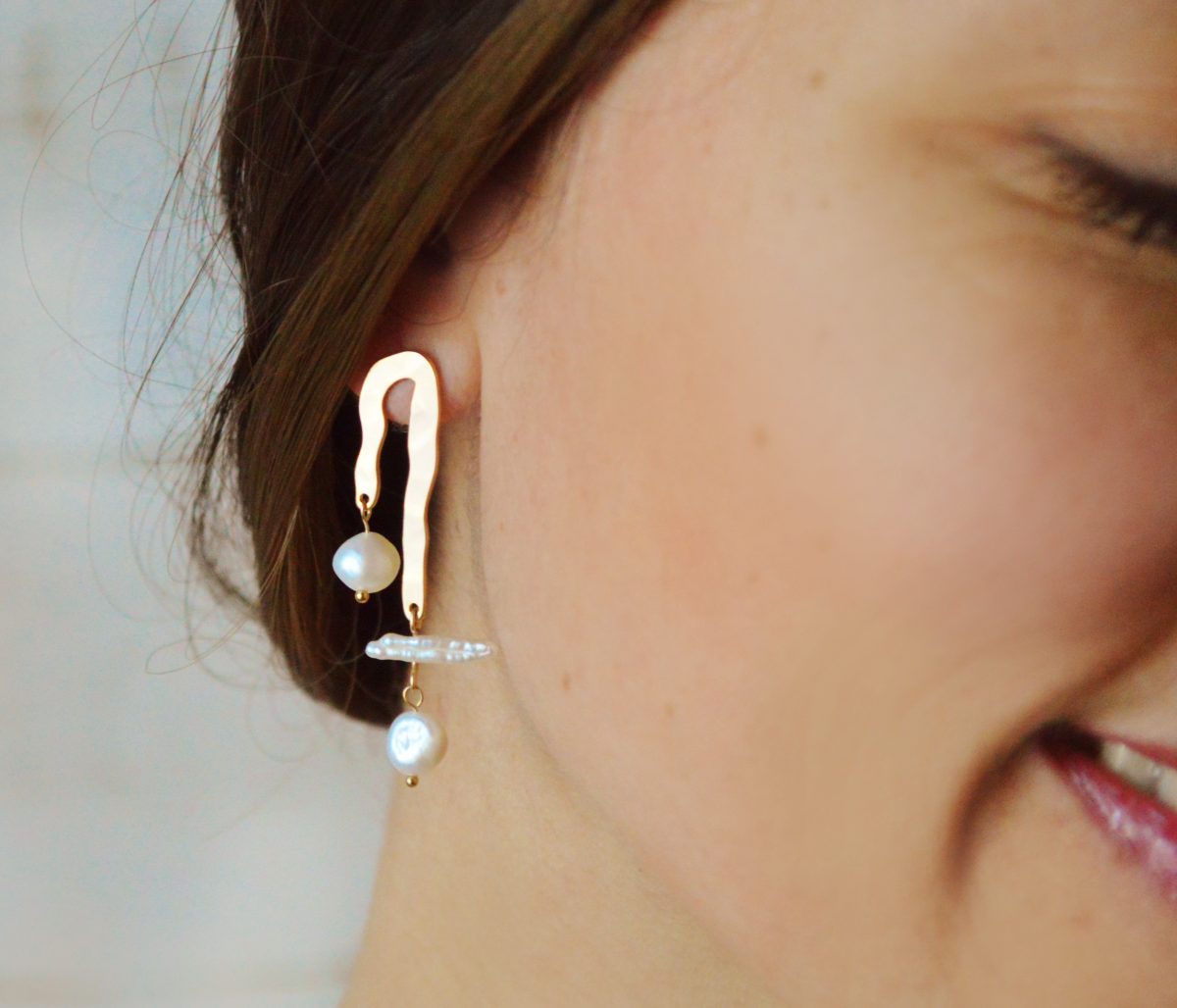 Boucles d'oreilles géométriques texturées perles d'eau douce dorées à l'or fin