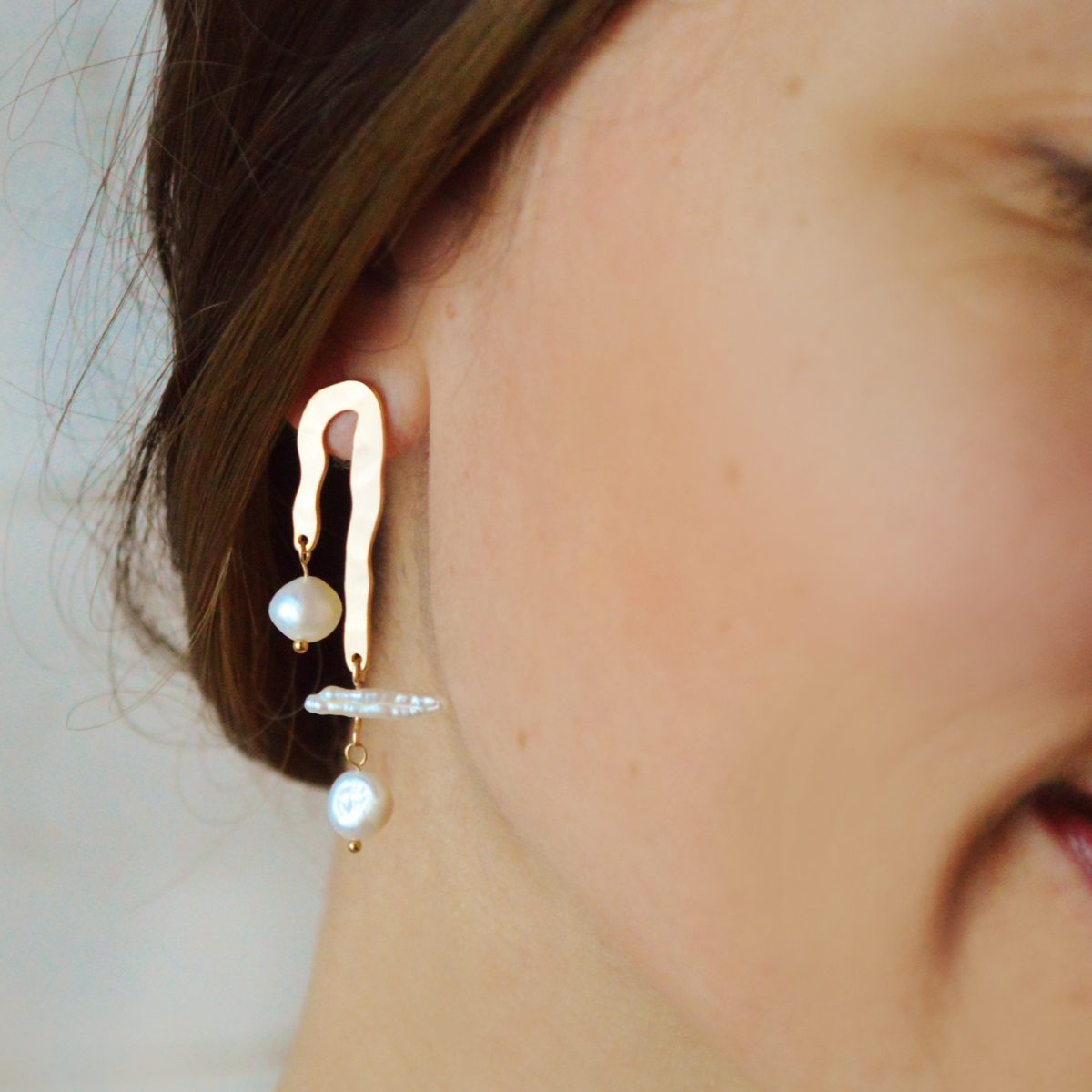 Boucles d'oreilles géométriques texturées perles d'eau douce dorées à l'or fin