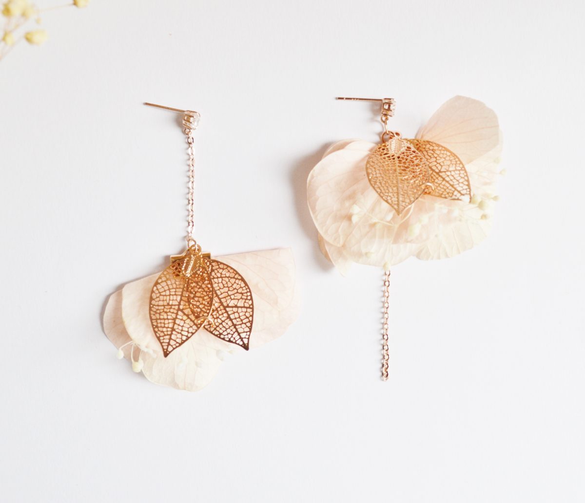 Boucles d'oreilles dépareillées feuilles or rose à fleurs fraîches stabilisées - parure mariage champêtre et nature.