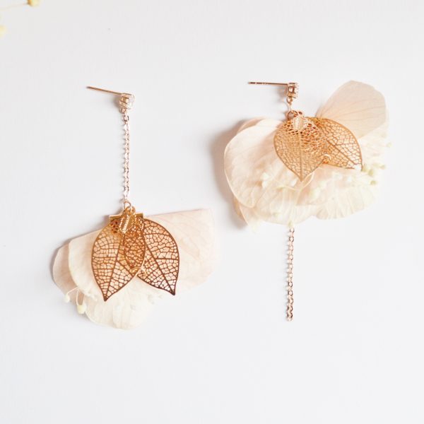 Boucles d'oreilles dépareillées feuilles or rose à fleurs fraîches stabilisées - parure mariage champêtre et nature.