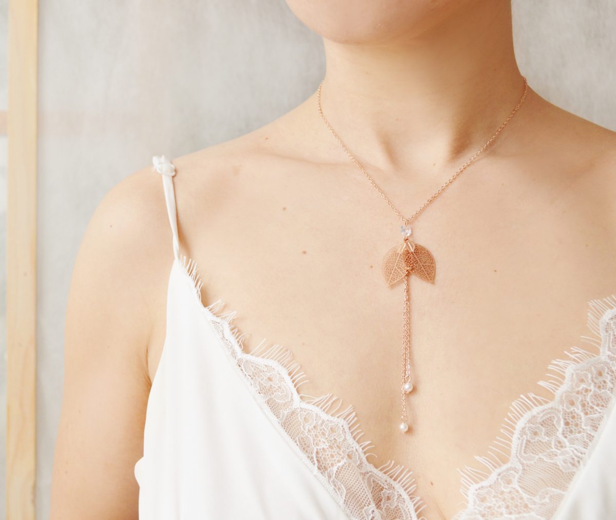 Collier or rose à feuilles perles et cristal- bijoux mariage champêtre et nature