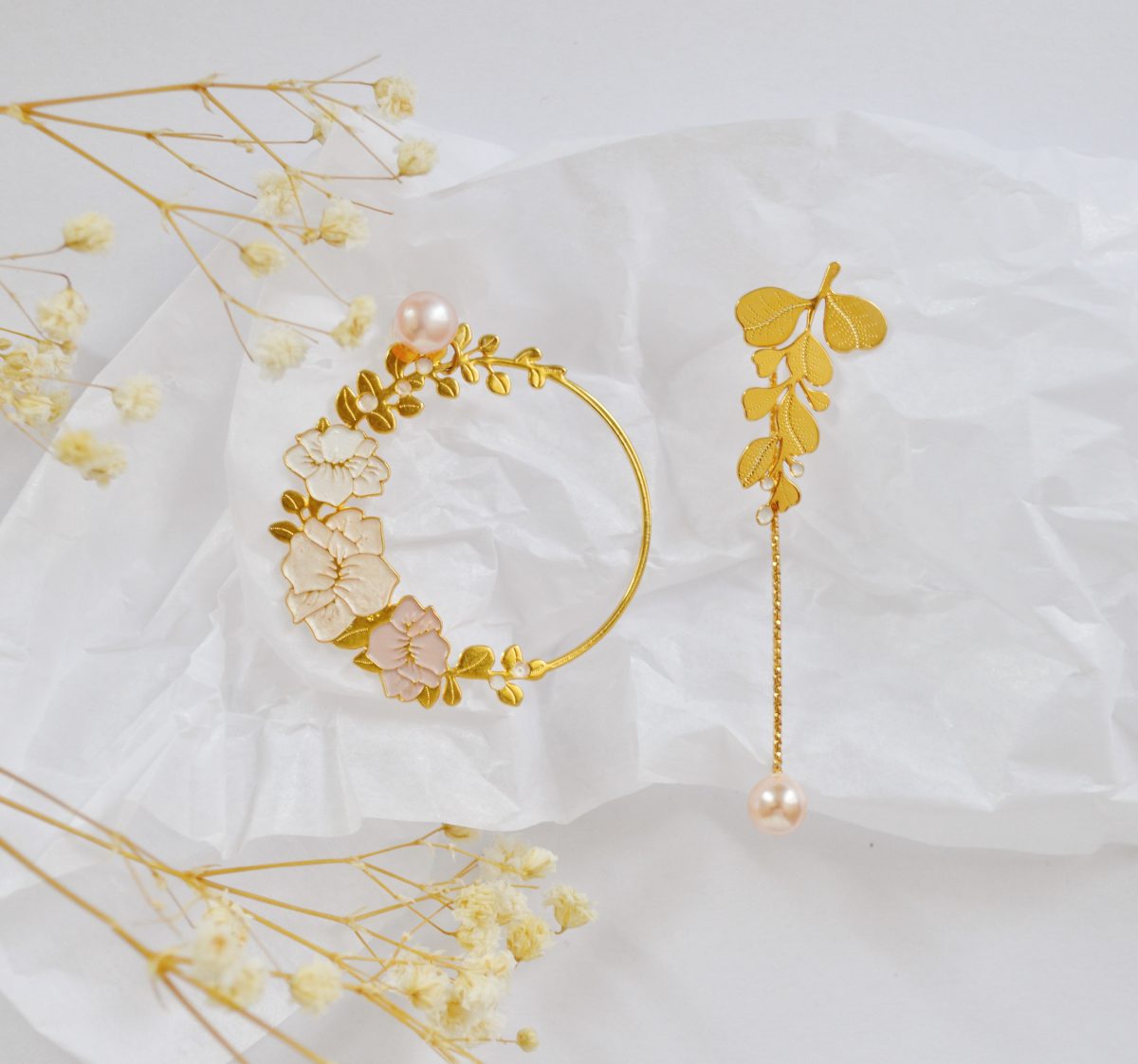 Boucles d'oreilles dépareillées et interchangeables couronnes de roses et d'eucalyptus dorées amovibles - Collection exclusive Botanique Chic