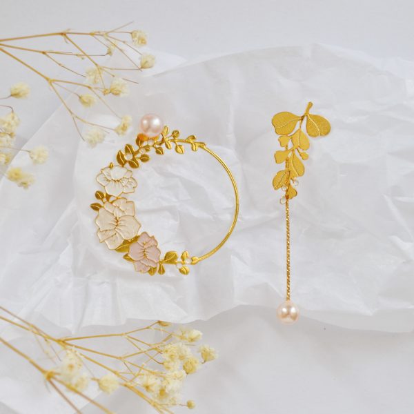 Boucles d'oreilles dépareillées et interchangeables couronnes de roses et d'eucalyptus dorées amovibles - Collection exclusive Botanique Chic