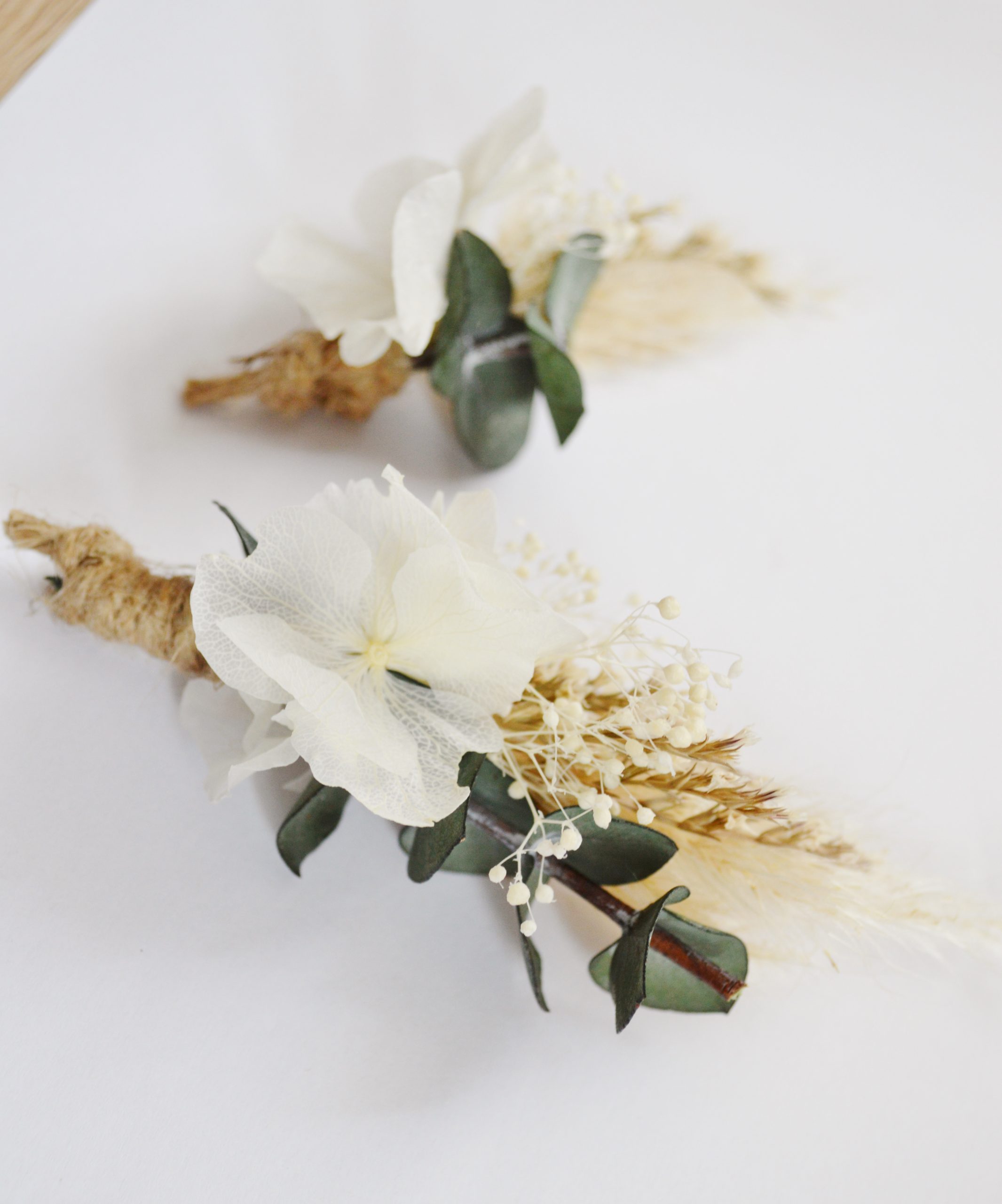 Boutonnière mariage eucalyptus, hortensias et pampa