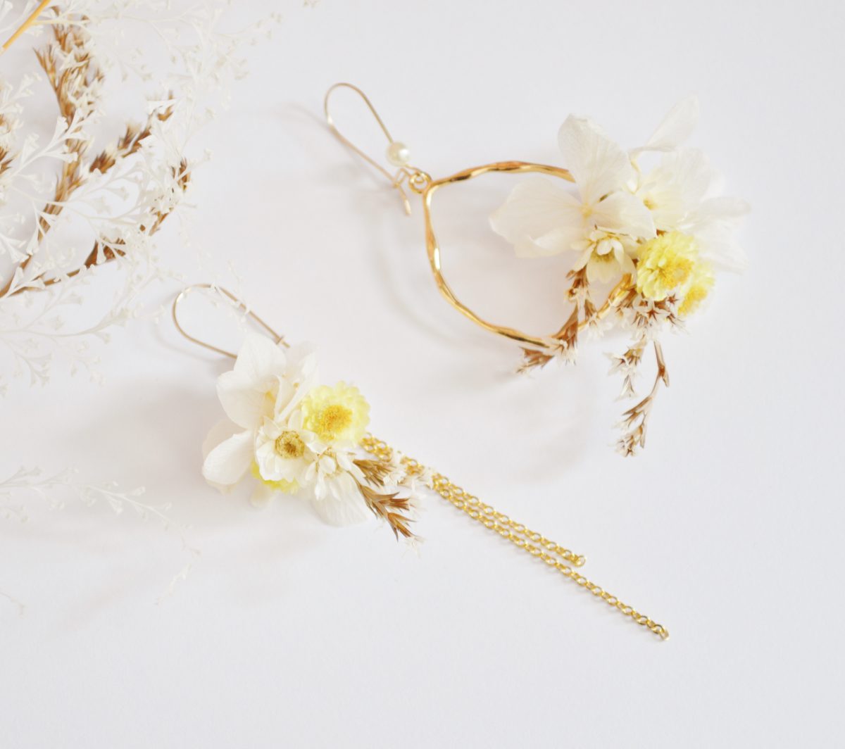 Boucles d'oreilles fleurs séchées dépareillées aux tons jaunes et ivoire - bijoux mariée originaux