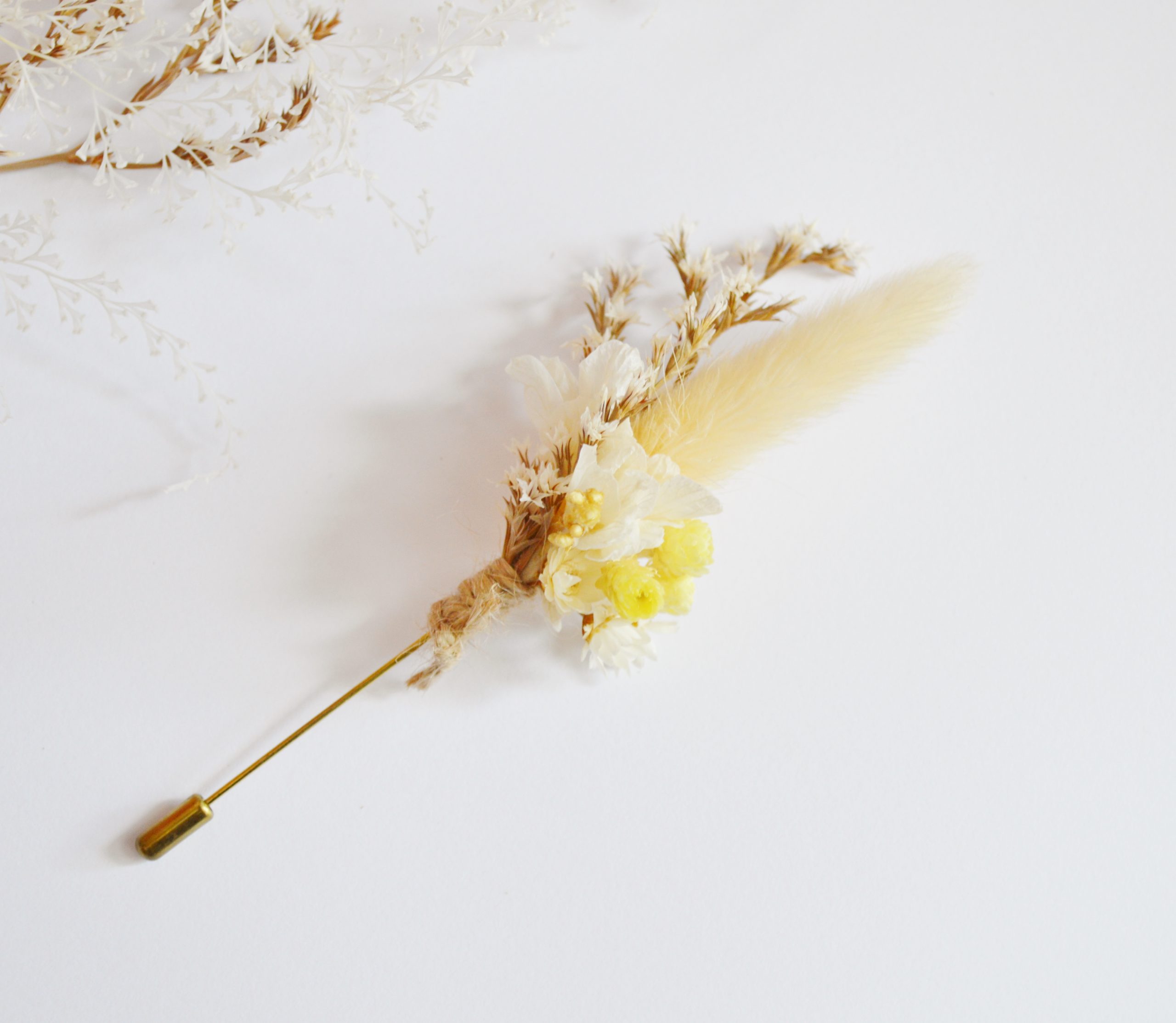 Boutonnière mariage fleurs séchées aux tons jaunes et ivoire – mariage  champêtre – Mes tites lilis