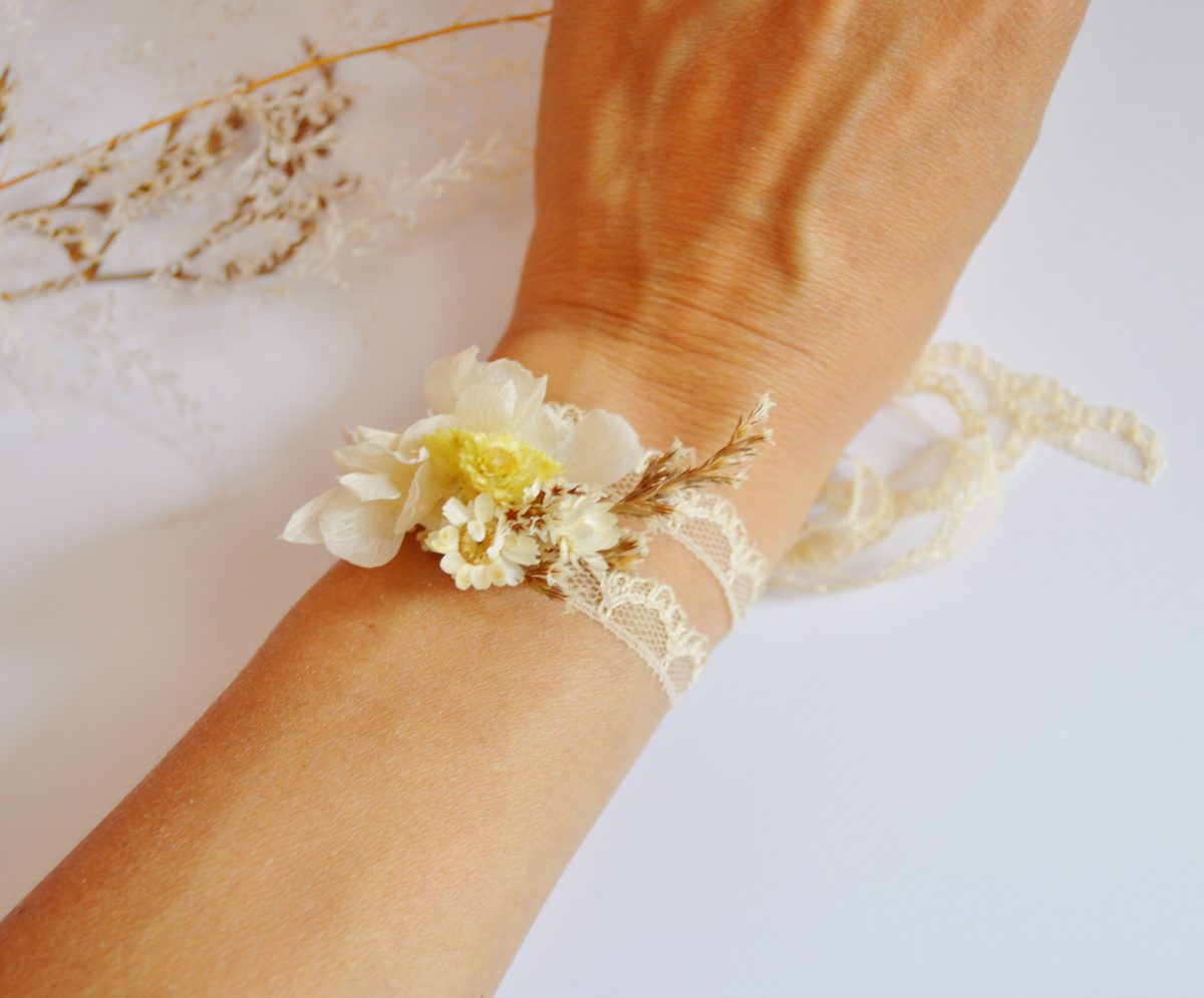 Bracelet fleurs séchées aux tons jaunes et ivoire à dentelle double-tours - bijoux mariage champêtre et bohème