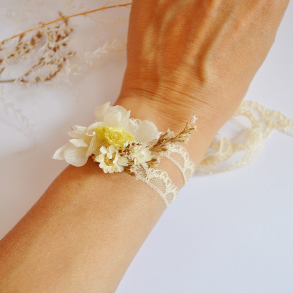 Bracelet fleurs séchées aux tons jaunes et ivoire à dentelle double-tours - bijoux mariage champêtre et bohème