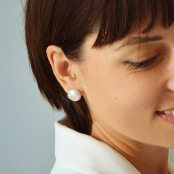 Clous d'oreilles grosse perles d'eau douce plate - bijoux Cérémonie
