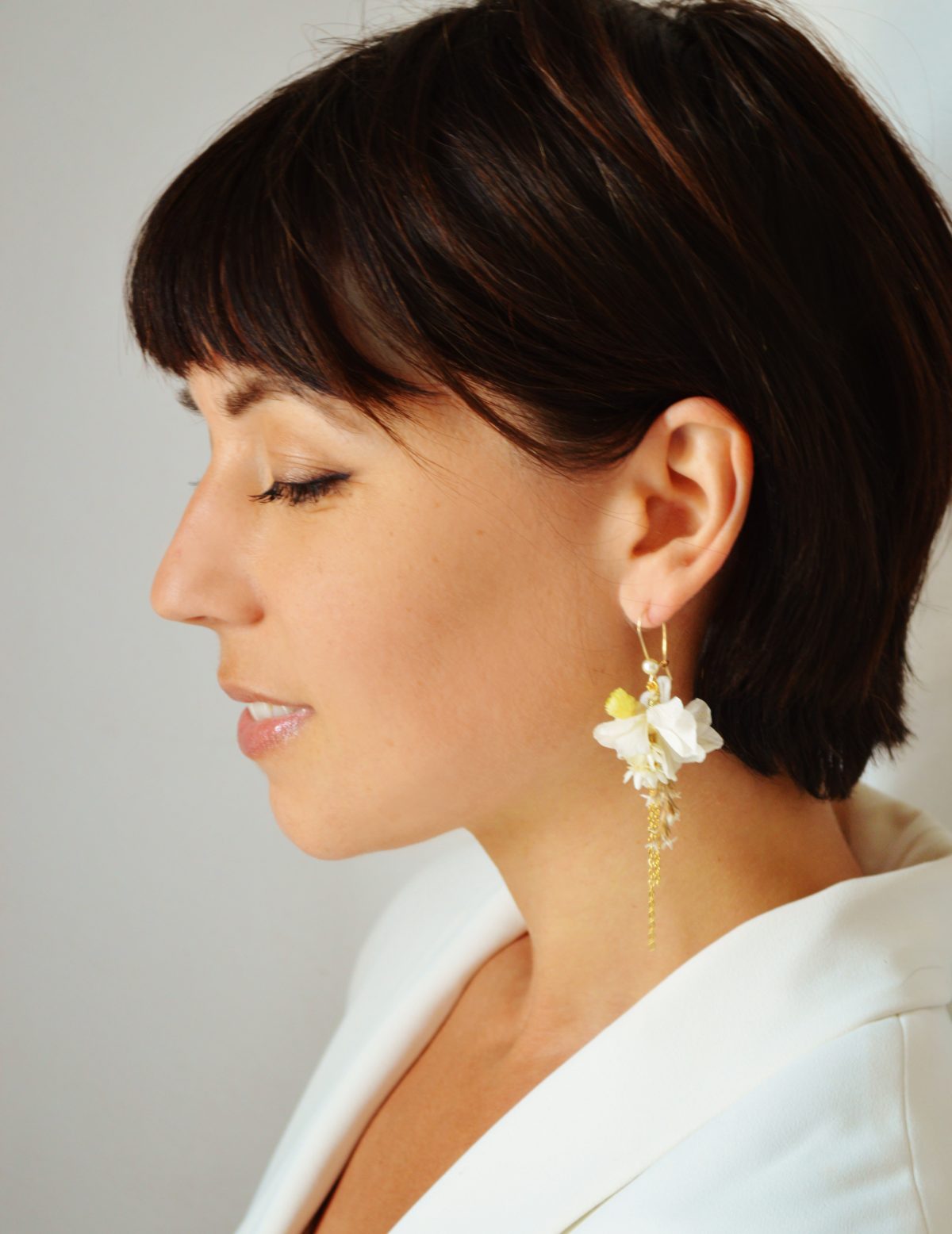 Boucles d'oreilles fleurs séchées pendantes aux tons jaunes et ivoire - bijoux mariée originaux