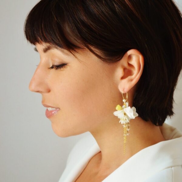 Boucles d'oreilles fleurs séchées pendantes aux tons jaunes et ivoire - bijoux mariée originaux