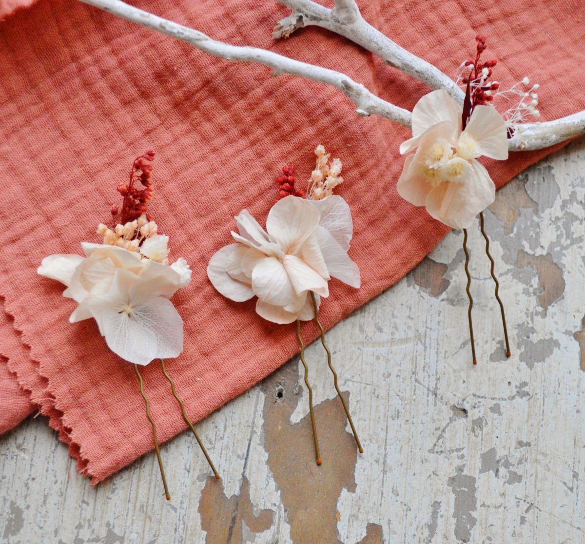 hortensia nude, rose et fleurs terracotta