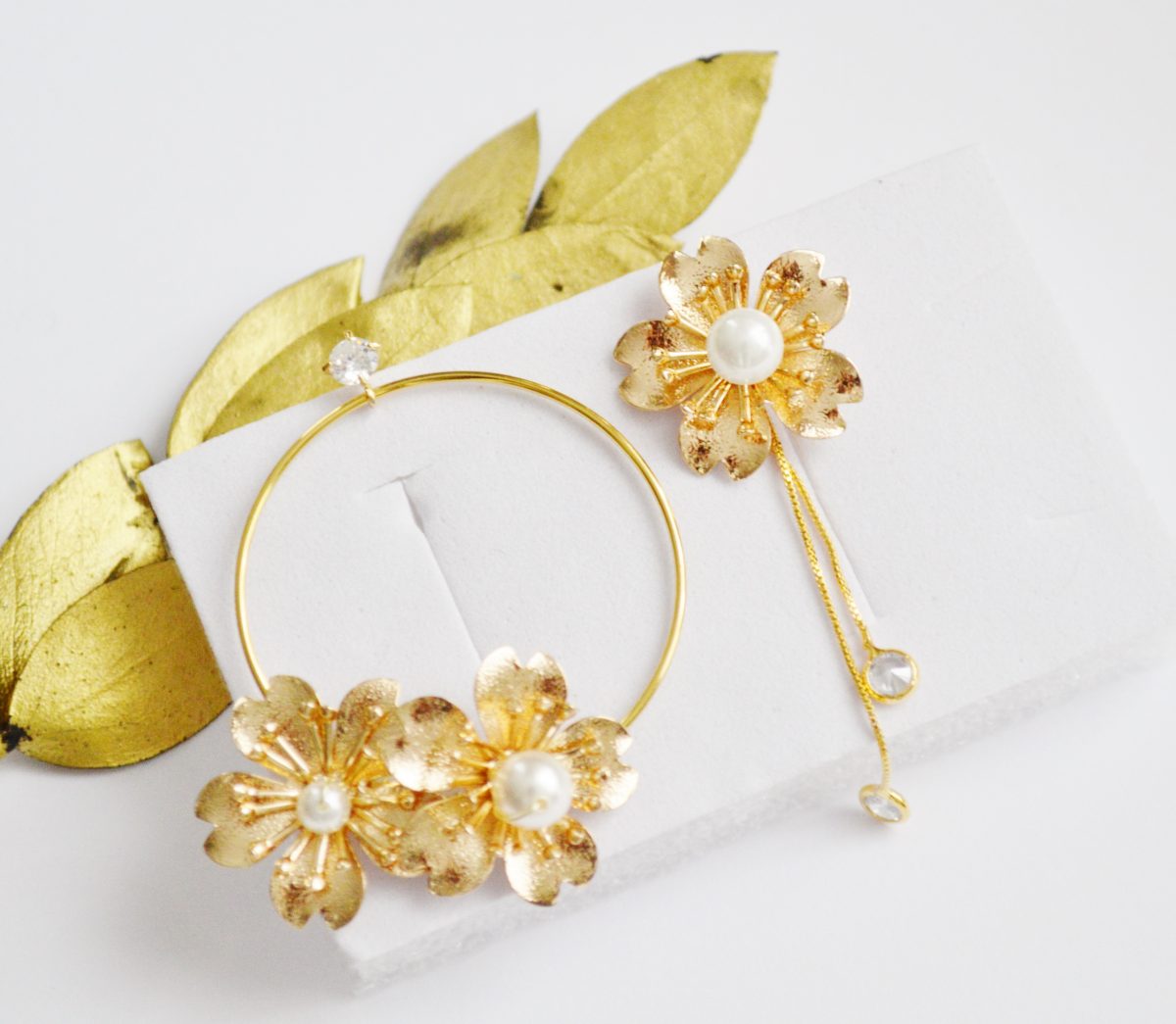 Boucles d'oreilles asymétriques à fleurs dorées et perles blanc naturel