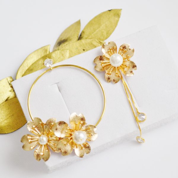 Boucles d'oreilles asymétriques à fleurs dorées et perles blanc naturel