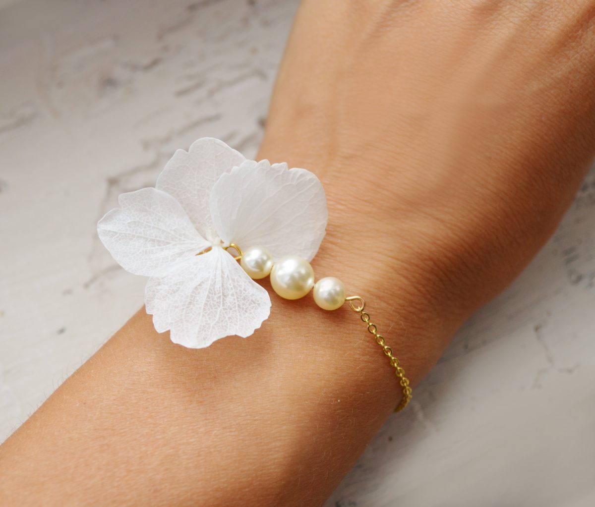 Bracelet fin fleur 3 perles mariage - perles blanc naturel ou ivoire