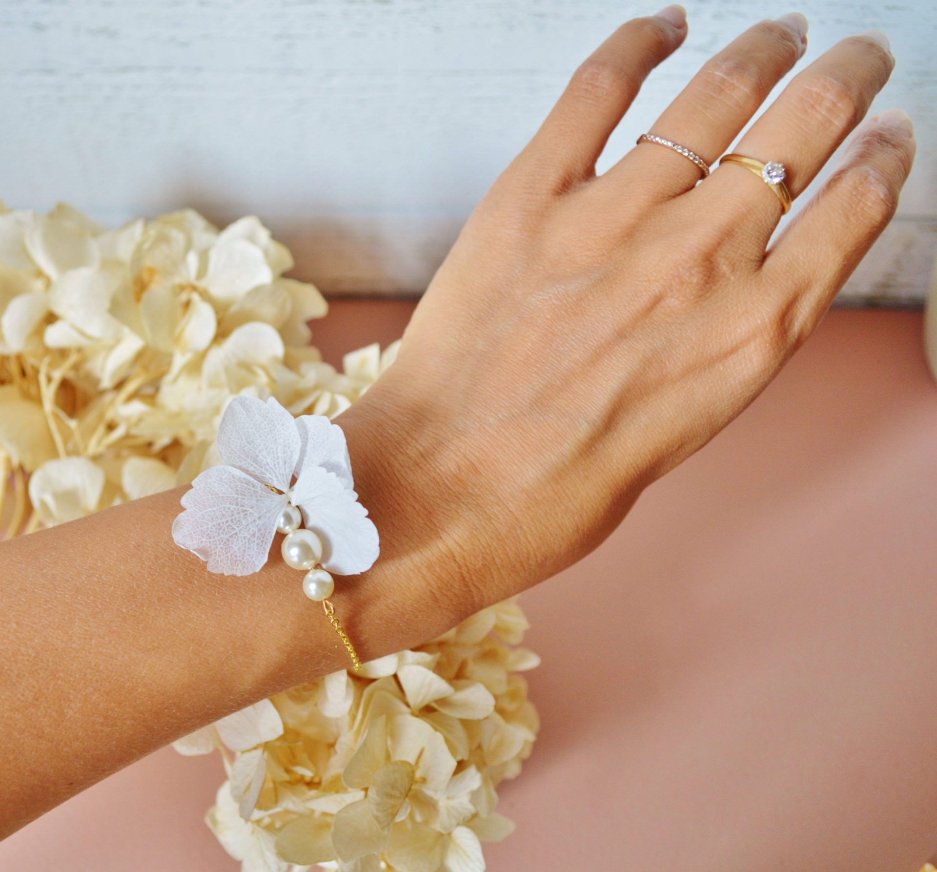 Bracelet mariage fleurs fraîches éternelles et perles – diverses coloris –  Mes tites lilis