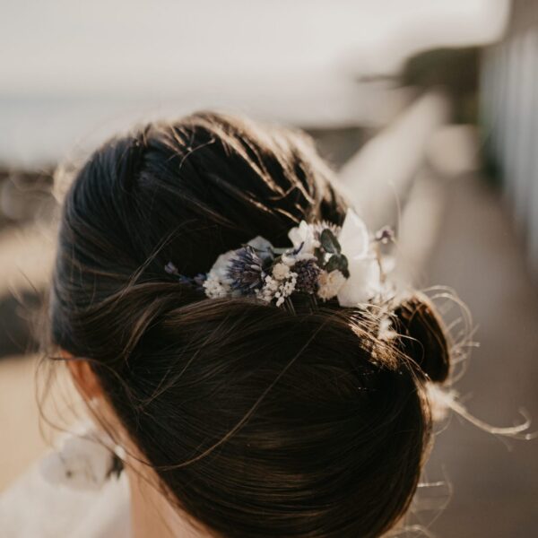 Peigne à cheveux mariage fleurs stabilisées ivoire, eucalyptus et chardons bleus