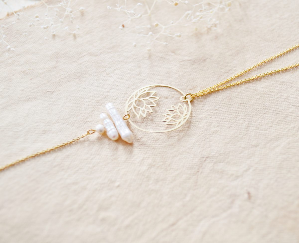 Sautoir ou collier de dos lotus tons blancs à perles d'eau douce