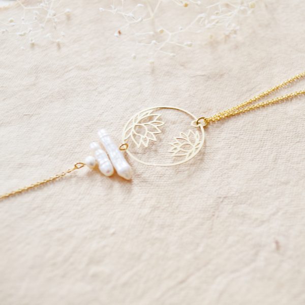 Sautoir ou collier de dos lotus tons blancs à perles d'eau douce