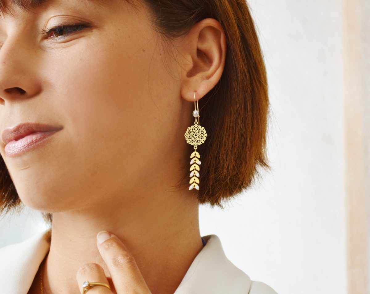 Boucles d'oreilles rosaces et épis tons blancs et dorés