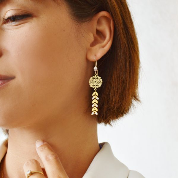 Boucles d'oreilles rosaces et épis tons blancs et dorés