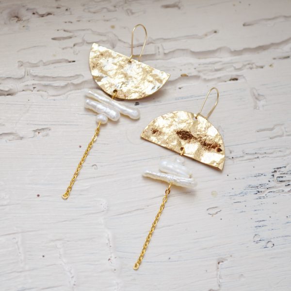 Boucles d'oreilles asymétriques demi-lune à perles d'eau douce