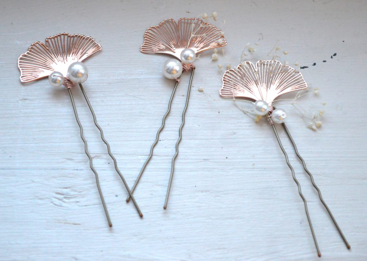 Epingles à cheveux or rose à feuilles de Ginkgo, gypsophile et perles Swarovski.