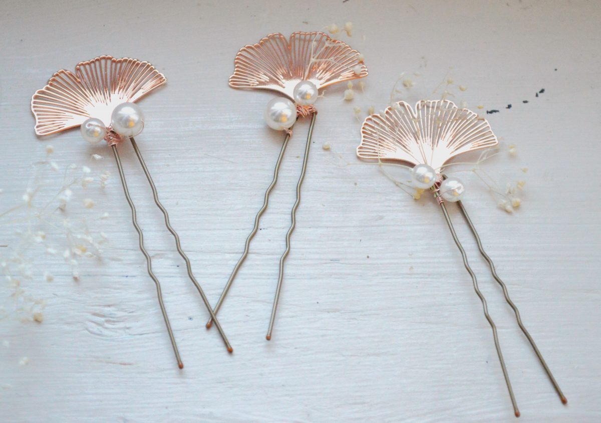 Epingles à cheveux or rose à feuilles de Ginkgo, gypsophile et perles Swarovski.