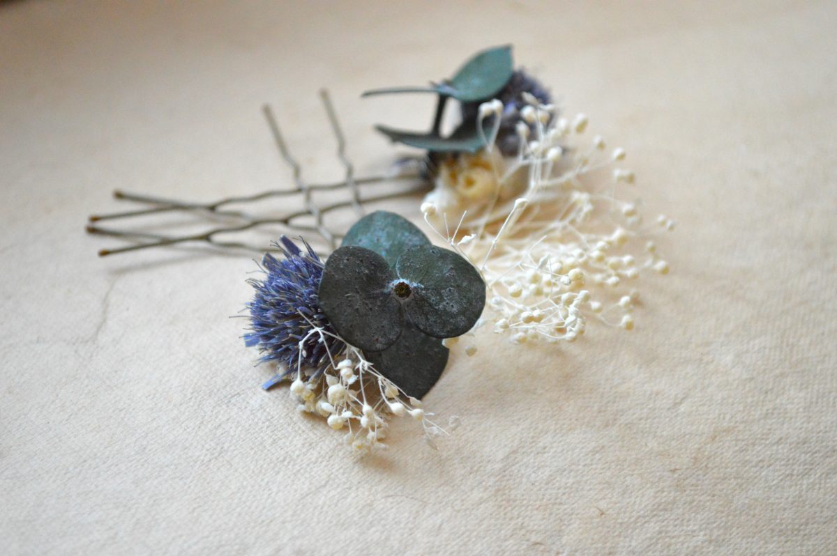 3 épingles à chignon eucalyptus stabilisé, gypsophile stabilisé, chardons bleus et perles.